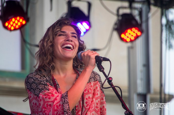 Scruffy Pearls lead singer at Fall For Rockford 2019.